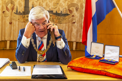 903747 Afbeelding van burgemeester mr. J.H.C. van Zanen die persoonlijk mensen opbelt die een koninklijke ...
